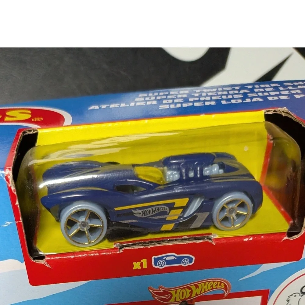 Hot Wheels City Super Twist Tire Shop Playset with 1 Car HDP02 New